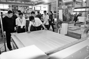 河南信陽木工機(jī)械有限責(zé)任公司,是該行業(yè)中首批獲得產(chǎn)品自營進(jìn)出口權(quán)的企業(yè)